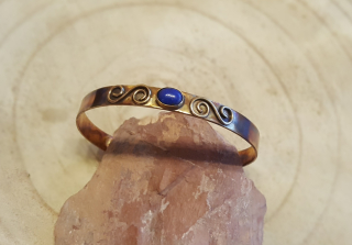 Mosazný náramek s lapisem lazuli